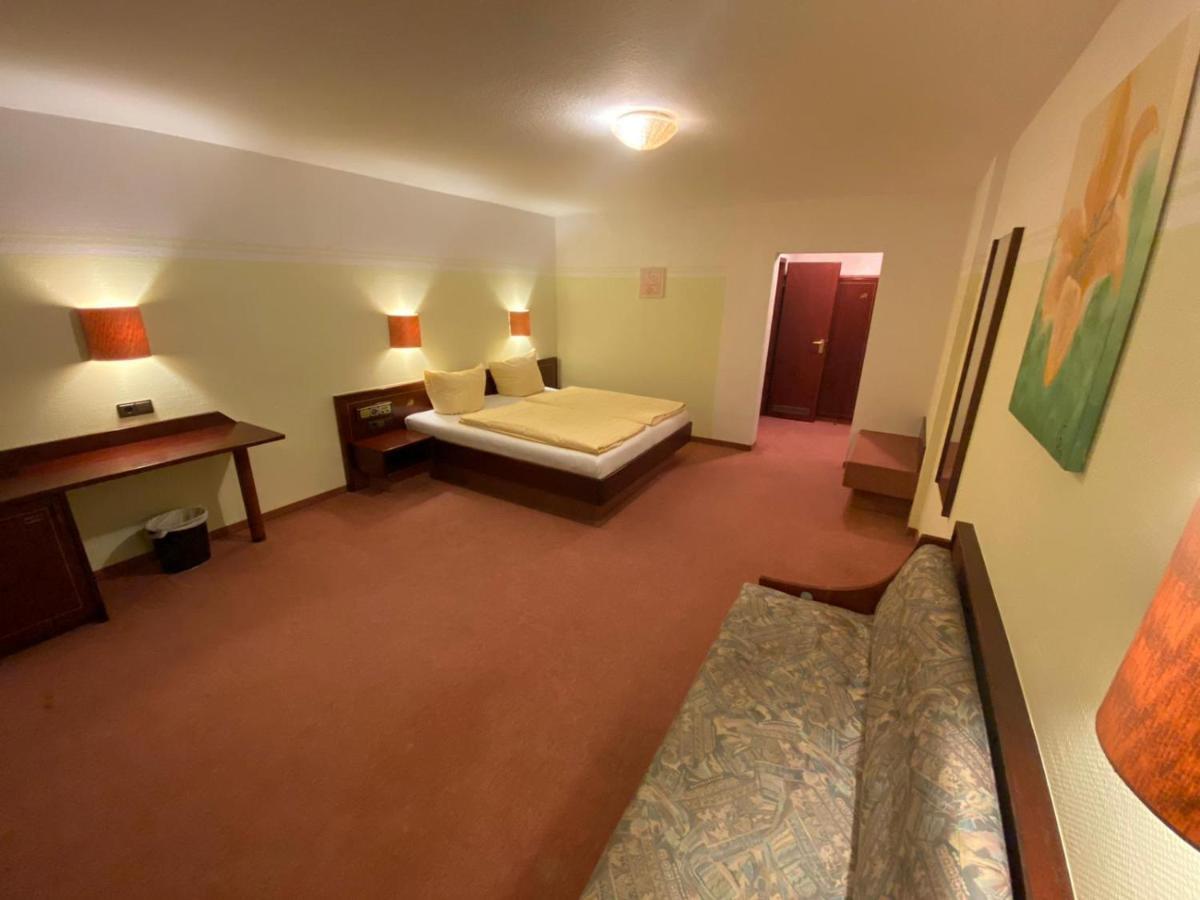 Hotel Goldener Loewe Цойленрода Экстерьер фото